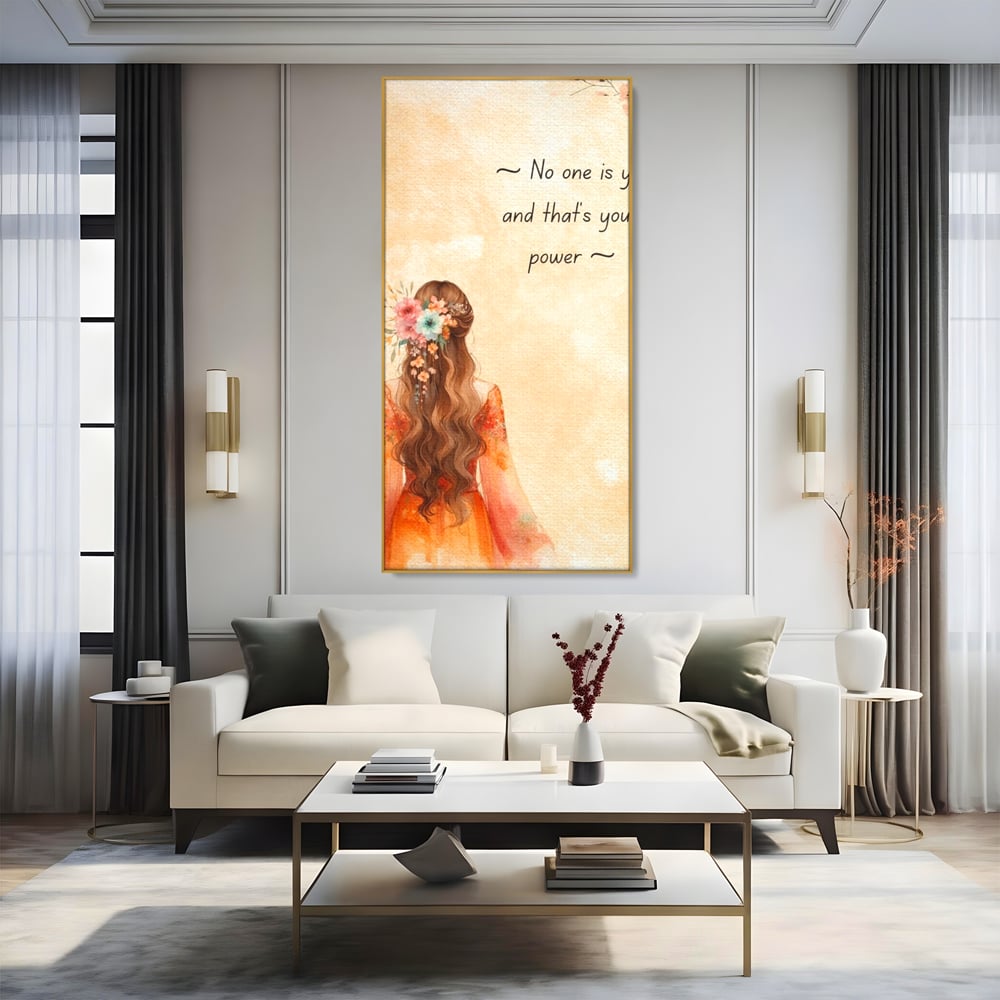 Tablou canvas cu tablou canvas cu femeie si flori, in rama de aluminiu auriu, pe perete intr-un living
